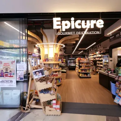 The entrance to Epicure Gourmet Destination in Gurgaon is designed to be an inviting gateway to a world of fine foods. The custom-designed central display acts as a focal point, drawing customers in and guiding them through the store.
