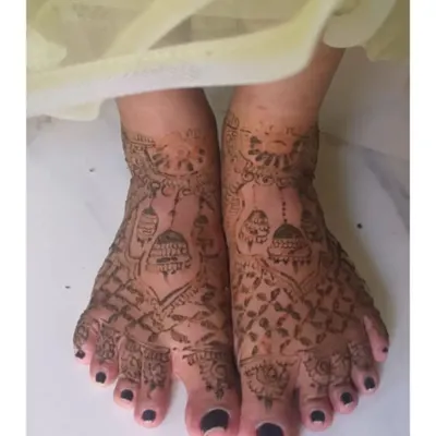 A beautiful and intricate design for the bride's feet, featuring mosque-like domes and delicate net patterns.