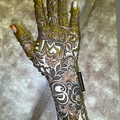 A bold and beautiful design that incorporates the word "LOVE" and the initial "S" among intricate rose patterns. This is a perfect way to express yourself.