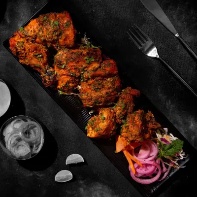 A platter of our Tandoori Chicken, perfectly charred and seasoned. Served with fresh onions and lemon, it is a simple yet powerful starter that is a favourite among our regulars.