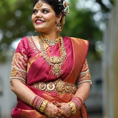 Styling my lovely client Deepthi for her Iyengar muhurtham was such a pleasure. We chose a classic temple jewellery set with a prominent pendant and a matching waist belt that looked stunning against her rich pink silk saree.
