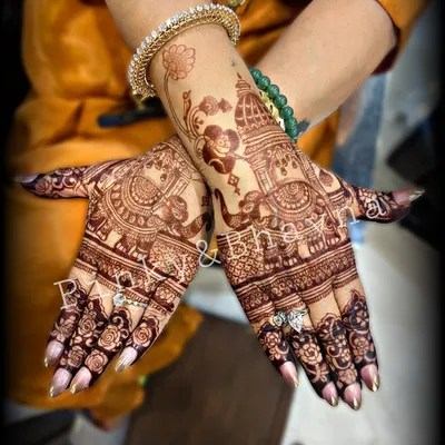 The beautiful, dark stain of a bridal mehndi. This is the result of our high-quality natural henna and proper aftercare, which we always guide our clients on.
