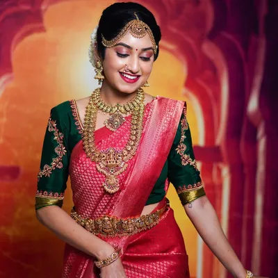 Here is a full view of a classic South Indian bridal look I styled. The layered antique gold necklaces, including a choker and a longer haara, are paired with a matching oddiyanam (hip belt) and maang tikka to create a cohesive and regal look.