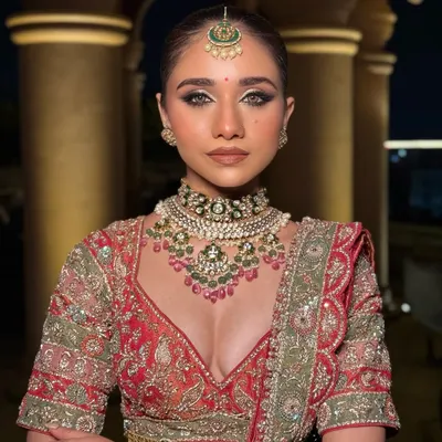 This is the look that gives you main character energy on your big day. I focused on creating a flawless, radiant base that looks like second skin, paired with bold, expressive eyes to create a timeless and regal bridal statement. This makeup is designed to look stunning both in person and in high definition photos.