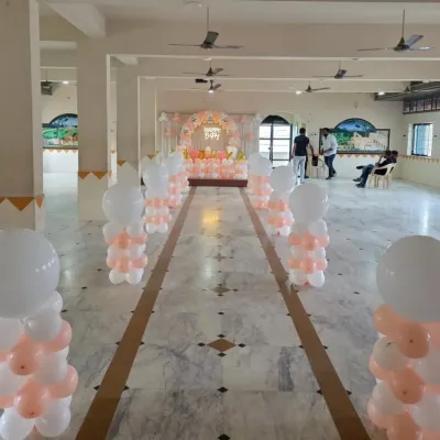 A grand entrance for a party in a large hall. We created an aisle with balloon pillars, leading guests to the main celebration area and building excitement from the moment they arrive.