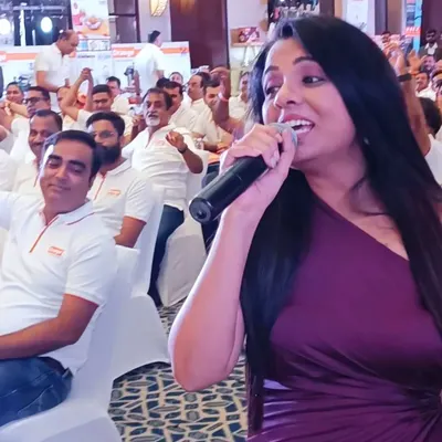Corporate events can be fun too. Here I am, engaging with dealers from all over India for the cookware brand Orange Cookware, making the session interactive and lively.