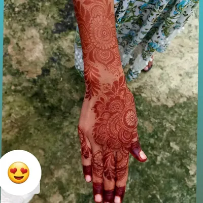 Masha'Allah, look at that stain! This is the result of using high-quality, natural henna and leaving it on for the recommended time. A deep, rich color is my promise to you.