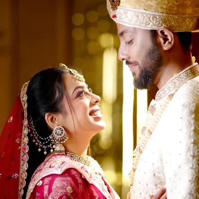 A classic, romantic close-up. The way she looks at him says everything. I focus on capturing these looks of love that you'll treasure forever.