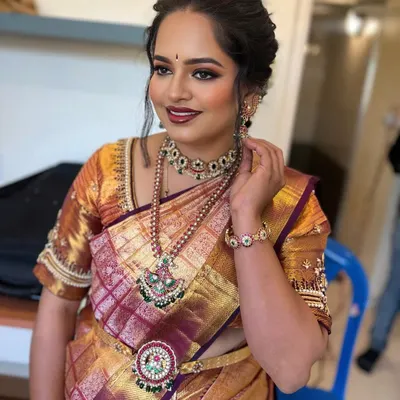 A stunning look for a ring ceremony. This client is wearing a beautiful silk saree, and we paired it with a classic makeup look featuring defined, winged eyeliner, a matte red lip, and a perfectly blended base that looks like second skin.