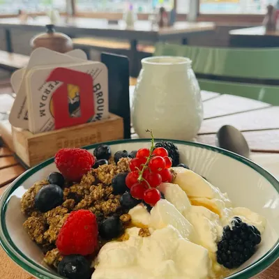 I found this amazing healthy breakfast bowl on my solo trip to Amsterdam. It’s made with granola, yogurt, and a mix of fresh berries. Discovering simple, clean meals like this on my travels inspires my own FITNUT creations.