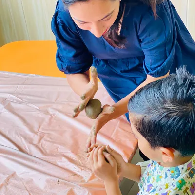 A moment of shared creation during our Ganesha workshop. I love guiding little hands as they learn to work with clay, helping them shape and mold their very own eco-friendly idols.