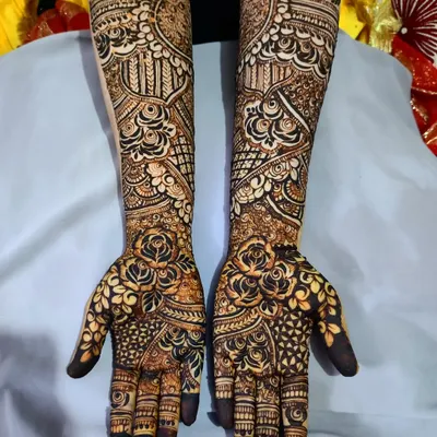 A stunning full-arm bridal design featuring bold roses as the centerpiece. I combined these with intricate netting, paisleys, and shaded leaves to create a rich and textured look.