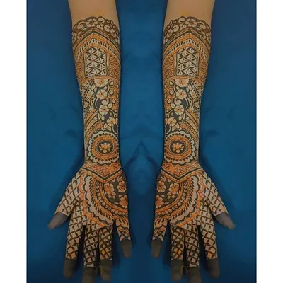 Full bridal henna from wrist to fingertips, created using my bridal cones. This symmetrical design features geometric patterns, mandalas, and floral work, demonstrating the paste's ability to produce crisp lines for complex traditional mehndi.