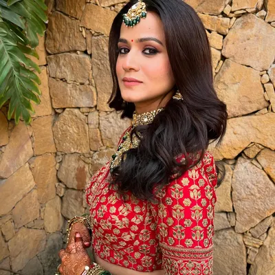 A classic bridal portrait featuring a defined kohl eye, which was a special request from the bride. This look balances tradition with soft glam, letting her beautiful eyes be the star of the show.