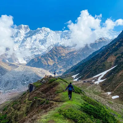 A breathtaking mountain landscape captured with the Oppo Reno8 T 5G. This shot proves that a smartphone can deliver high-quality, vibrant travel photography that is perfect for promotional campaigns.