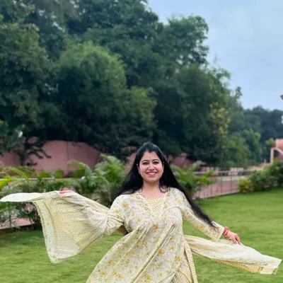 Feeling free and joyful in a beautiful traditional outfit. This feeling of freedom is what I want all my clients to experience when they dance.