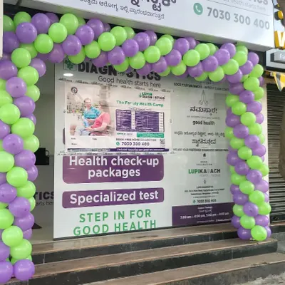 A balloon arch in purple and green for the opening of a diagnostic center. A balloon arch is a great way to attract attention to your new store.