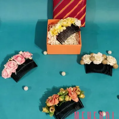 Magical favors for your Mehndi moments! This collection of floral hair combs, beautifully packaged in a gift box, is a perfect and practical gift for your bridesmaids and guests.