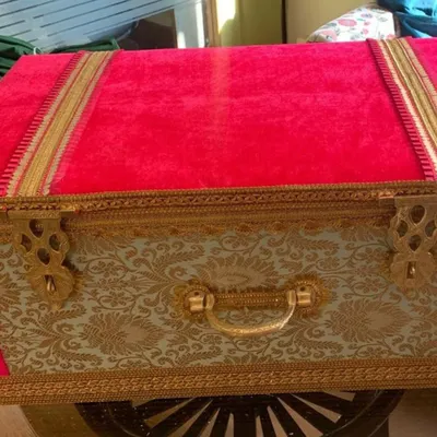 This vibrant pink velvet sanduk with intricate gold detailing is a stunning choice for trousseau presentation. It's a modern take on the traditional wedding trunk, perfect for a bride who loves color and elegance.