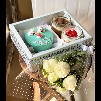 This premium gift hamper is perfect for any big celebration. It features a custom bento cake, two cake jars, and a fresh bouquet of white roses, all arranged in a beautiful decorative tray.