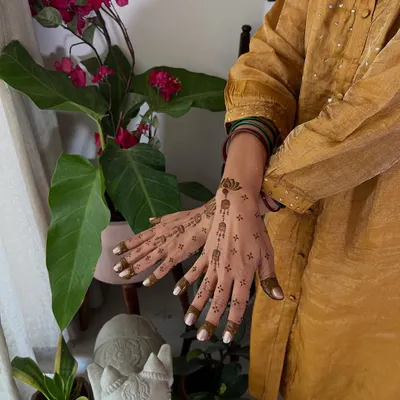 A classic and elegant single-strip mehendi design on the back of the hand. This style is perfect for guests or for festivals like Teej and Karva Chauth.