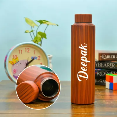 A stainless steel bottle with a stylish wooden finish. It holds 900 ml and can be customized with any name, making it a practical and personal gift.