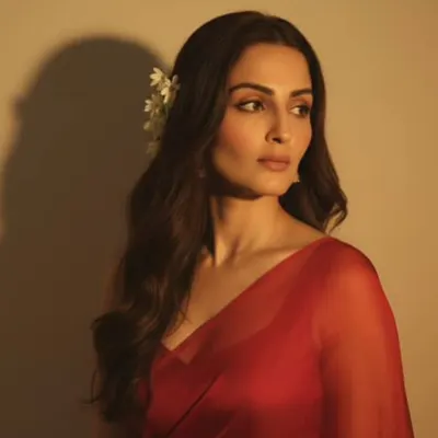 A classic and timeless look. The soft waves, the flower in her hair, and the clean makeup create an effortlessly beautiful vibe.