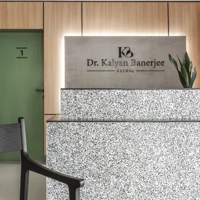 The reception area was designed to be the first point of calm for arriving patients. The monolithic quartz desk and backlit concrete panel create a solid, reassuring presence, setting the tone for the entire clinic.