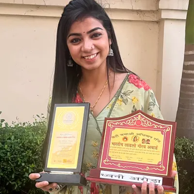 Feeling incredibly blessed to receive the 'Bhartiya Laadli Gaurav Award' and be a 'Guest of Honour' at a talent competition, all in one day. Har pal shukrana, mere Kanha.