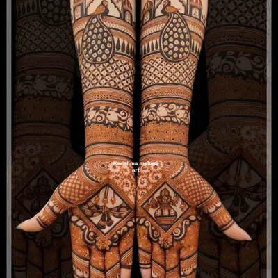 A classic bridal design featuring grand palace architecture and peacock motifs on the forearms. The palms are decorated with symbols of prosperity and union, creating a look filled with traditional meaning.