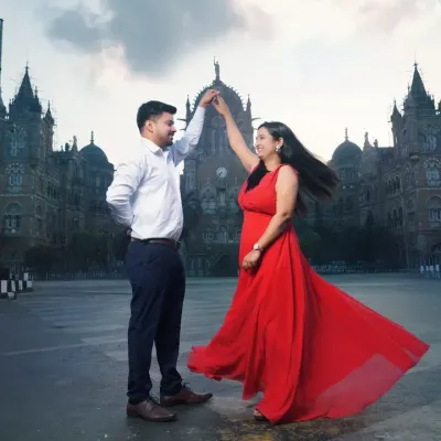 A magical pre-wedding dance in front of the historic Chhatrapati Shivaji Maharaj Terminus (CSMT). We know the best times and angles to capture Mumbai's landmarks without the crowds.