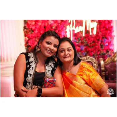The smiles of my clients and their families are my biggest reward. It’s a joy to provide party makeup for your loved ones and share in the happiness of the celebration.