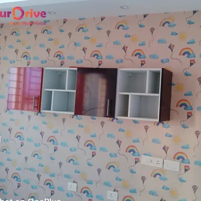 This cheerful wallpaper featuring rainbows, kites, and clouds brings a sense of fun and brightness to a child's room. The playful pattern is perfect for sparking imagination and creating a happy personal space.