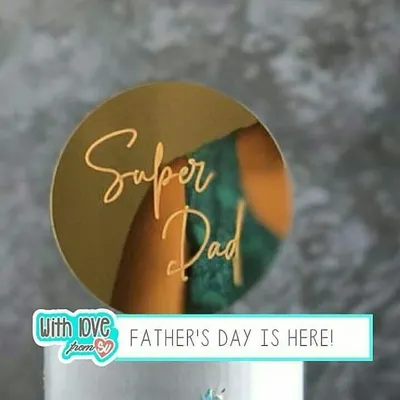 Tell your dad he's a hero with this "Super Dad" cake topper. The simple, elegant script is engraved on a circular mirror gold acrylic disc for a modern and stylish look.
