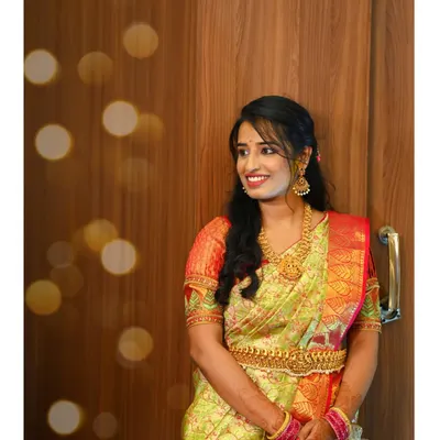 A candid moment from my own engagement. I did my own makeup and saree draping, choosing a look that felt classic, comfortable, and completely me.