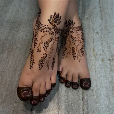 One of my favorite feet designs, this pattern features delicate vines with peacocks and grapes, connected to a lotus anklet band. It's light, elegant, and very unique.
