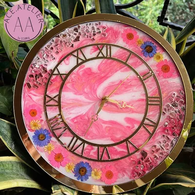 My first ever resin clock. This piece features a pink marble effect, real dried flowers, and a classic Roman numeral face, combining artistic design with practical function.