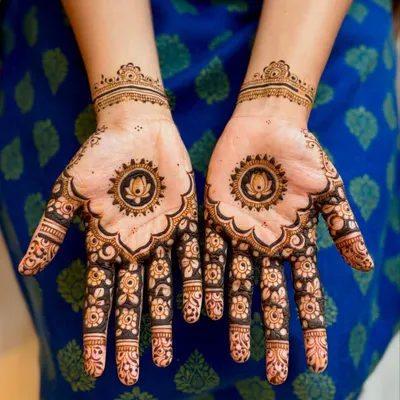 A perfect example of minimalist elegance. This design features a beautiful lotus mandala in the center of the palm with delicate floral details on the fingers.