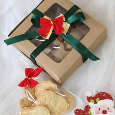 This is my petite cookie gift box, an ideal present for any occasion. The boxes are customizable with a variety of my signature cookie flavors, including dates and oats, chocolate chip, or classic sugar cookies.