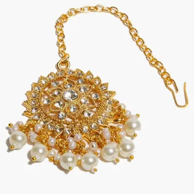 One tika, endless grace. This Kundan and pearl maang tika is a perfect example of minimal elegance, where every pearl is hand-fixed to create a beautiful, traditional accessory.