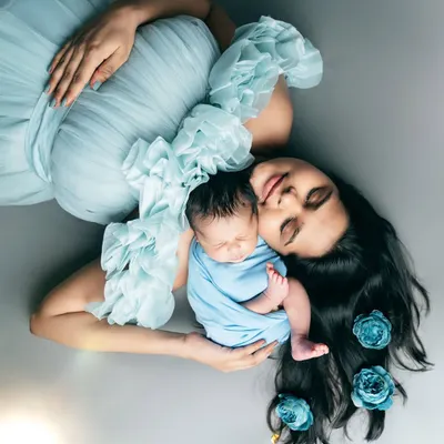 A breathtakingly tender moment between a mother and her newborn. Our Elsa gown provides a soft and beautiful backdrop for these precious photos.