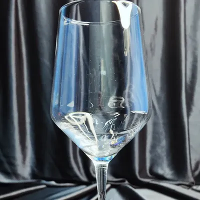 This is a classic, all-purpose wine glass available for rent. It's suitable for both red and white wines, making it a versatile choice for any event.