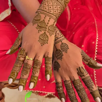 A beautiful and minimal design featuring hanging jhumka motifs on the back of the hands. This is a perfect choice for guests or for a simple, elegant look.