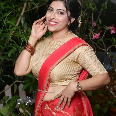 Dressed in a traditional 'Kirgi' for a Mangalorean Roce ceremony. My deep understanding of these customs allows me to guide your family and guests through the rituals with authenticity and warmth.