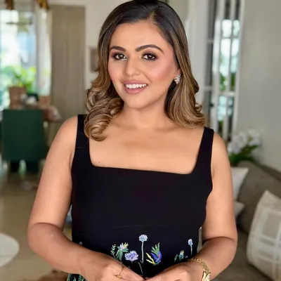 This is my signature 'effortlessly chic' look. It features a fresh, dewy base, soft neutral eyes, and a nude lip, making it incredibly versatile for any occasion, from a corporate headshot to a lifestyle commercial.