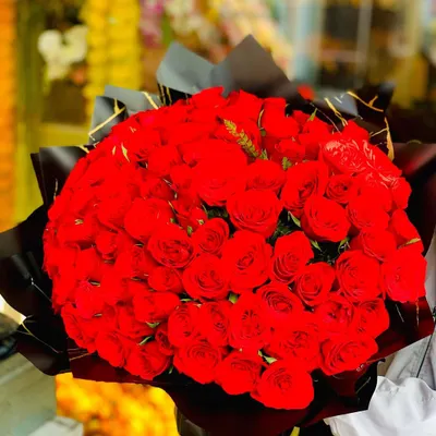 For the ultimate romantic statement, I offer this magnificent bouquet of 100 fresh red roses. The bouquet is expertly arranged and wrapped in luxurious black and gold marble paper to create a truly unforgettable gift.