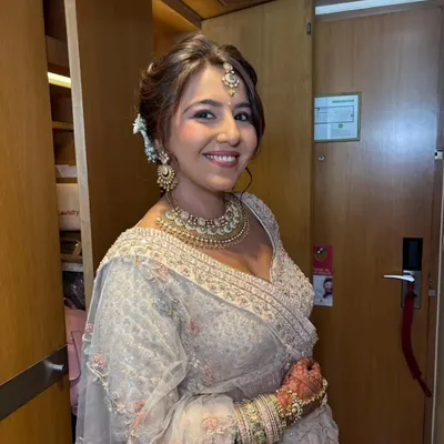 A simple and minimal wedding look. This bride wanted no heavy layers, and the result is a subtle and fresh look that enhances her natural beauty.