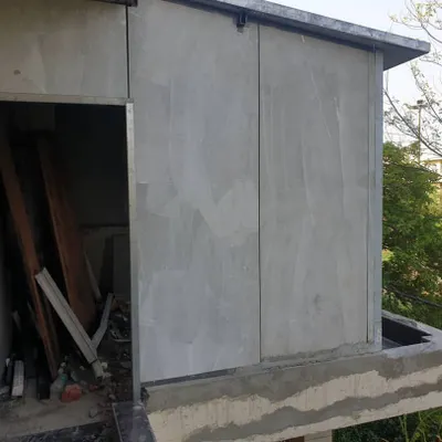 This project involved adding a room on a cantilevered slab of an old building. To manage the load, I used a prefabricated portable cabin made of lightweight foam and steel sheets.