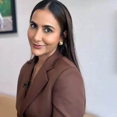 A fun day on set with the lovely Sneha Namanandi for WWE India. For this look, we went with a clean, professional, and camera-ready style that looked polished and fresh under the studio lights.
