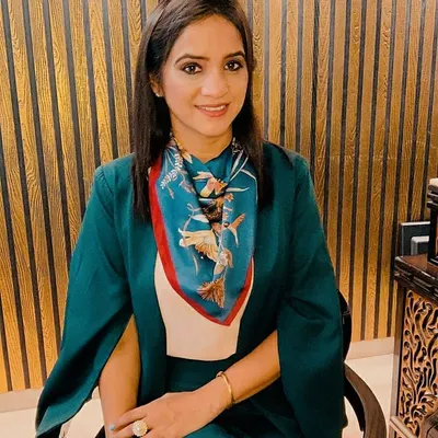 A perfect example of dressing for a professional meeting. The split-sleeve blazer adds a modern touch to a classic silhouette, while the scarf draws attention upward and adds a feminine detail to the semi-formal look.